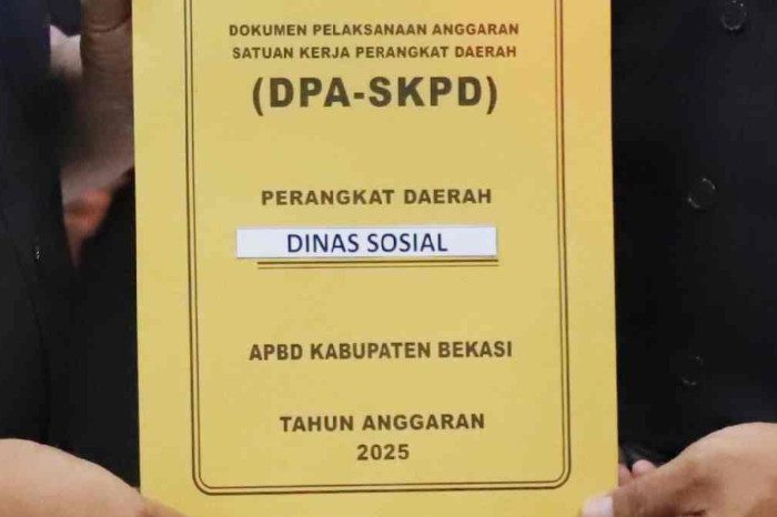 Pj Bupati Bekasi Serahkan DPA-SKPD 2025 (DISKOMINFOSANTIK)