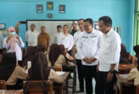 Pj Gubernur Jawa Barat Pantau Program Makan Bergizi Gratis di SMPN 12 dan SMAN 5 Sukabumi (Foto: Sukabumikota.go.id)