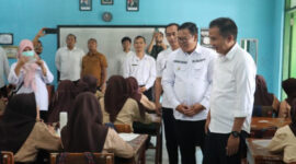 Pj Gubernur Jawa Barat Pantau Program Makan Bergizi Gratis di SMPN 12 dan SMAN 5 Sukabumi (Foto: Sukabumikota.go.id)