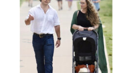 Henry Cavill membawa ibu dan putrinya untuk berjalan-jalan di Gold Coast, Queensland (dok. BackGrid)