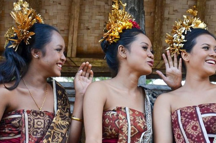 Kain Tenun Gringsing berasal dari Desa Adat Tenganan, Karangasem, Bali (SHUTTERSTOCK VIA KEMENPAREKRAF)