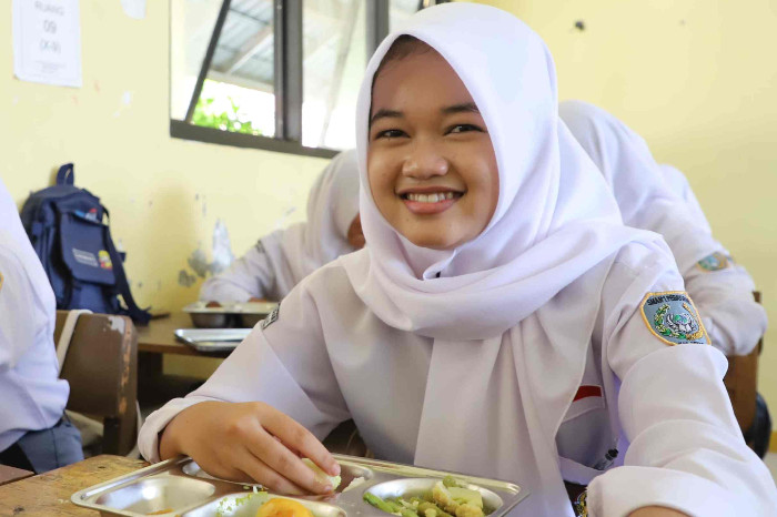 Program Makan Bergizi Gratis Disambut Antusias oleh Pelajar Siswa dan Siswi SMAN 1 Pebayuran Bekasi (DISKOMINFOSANTIK)