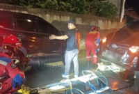 Gulkarmat Jakarta Selatan Evakuasi Mobil Tersangkut di Separator Ciganjur (PPID Jakarta)