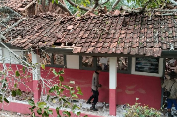 Pohon Tumbang Timpa Ruang Kelas SDN Sukasari (Istimewa)