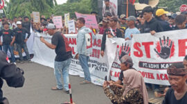 Ratusan Warga Tiga Desa Demo PT Polytama Propindo Indramayu