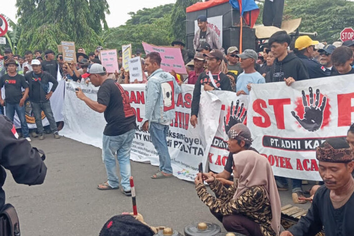 Ratusan Warga Tiga Desa Demo PT Polytama Propindo Indramayu