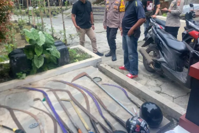 Rumah Kosong Jadi Markas Geng Motor, Polisi Sita 12 Celurit dan Senjata Berbahaya (TribrataNews Polda Jabar)