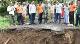 Gorong-gorong Jebol, Pj Bupati Cirebon Tinjau Kerusakan Parah pada Jalan Sidamulya-Munjul (Diskominfo Cirebon)