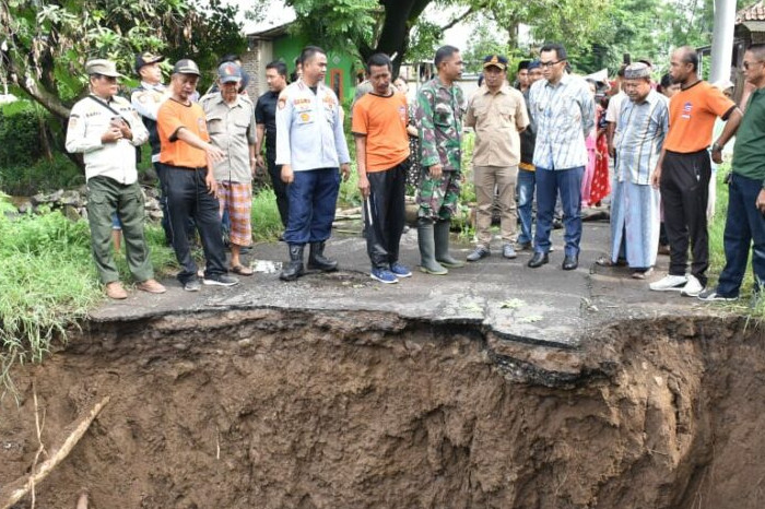 Gorong-gorong Jebol, Pj Bupati Cirebon Tinjau Kerusakan Parah pada Jalan Sidamulya-Munjul (Diskominfo Cirebon)