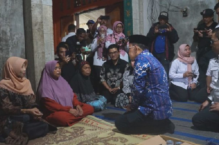 Pj Gubernur Jatim dan Pj Bupati Magetan Kunjungi Rumah Duka Korban Tanah Longsor di Denpasar Bali (Kominfo Magetan)