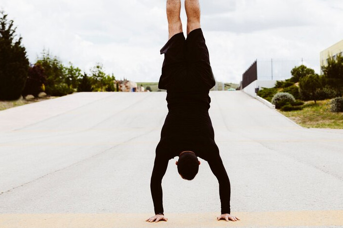 Handstand Bertujuan untuk Melatih: Teknik, Manfaat, dan Cara Menguasainya (Freepik)