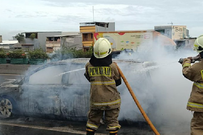 Mobil Terbakar di Tol Gedong Panjang, Petugas Berhasil Padamkan Api dalam 30 Menit (PPID JKT)